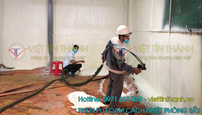 Phun lớp bọt xốp pu foam.Ảnh: Việt Tín Thành